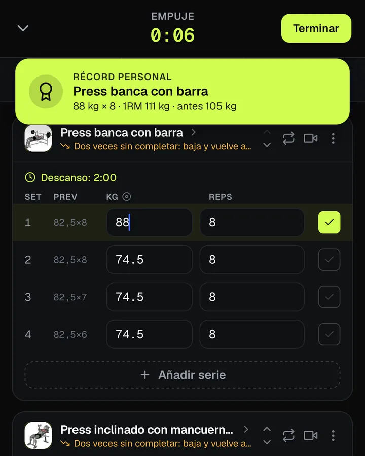 Entrenamiento de empuje en GO360 con el aviso de récord personal en press banca con barra: 88 kg por 8, 1RM de 111 kg